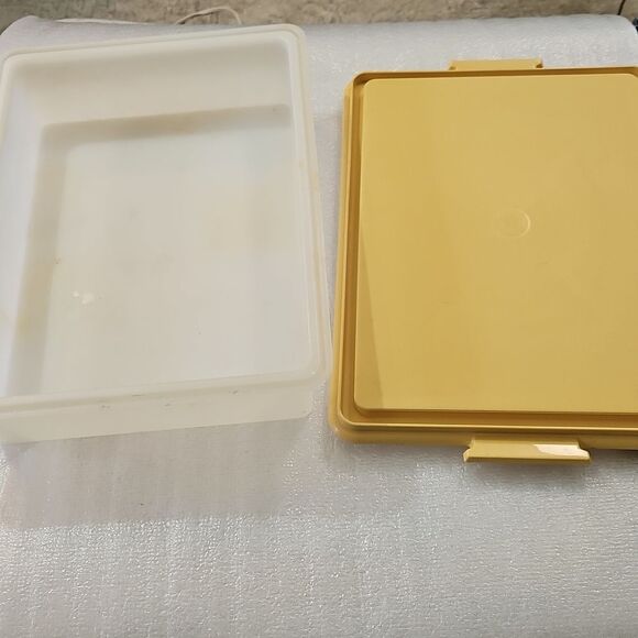 Tupperware Cake Storage Box with Mushroom Pendant - Picture 3 of 6